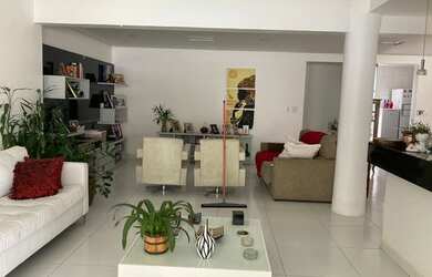 Imagem: A casa possui 3 Dormitórios, 4 Banheiros, 3 Vagas na garagem