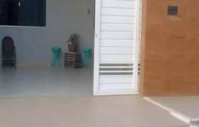 Imagem: A casa possui 3 Dormitórios, 1 Banheiro, 2 Vagas na garagem