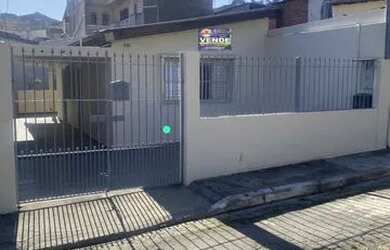 Imagem: A casa possui 2 Dormitórios, 1 Banheiro, 2 Vagas na garagem