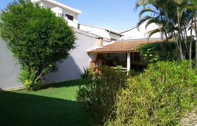 Imagem: A casa possui 3 Dormitórios, 3 Banheiros, 4 Vagas na garagem