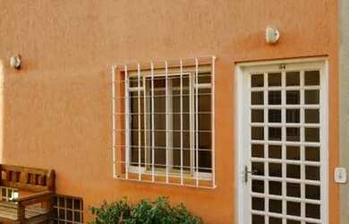 Imagem: A casa possui 2 Dormitórios, 2 Banheiros, 60m² de Área e