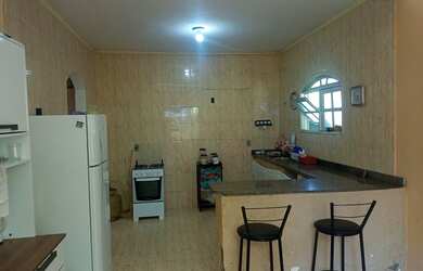 Imagem: A casa possui 3 Dormitórios, 2 Vagas na garagem e está localizado