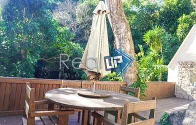 Imagem: A casa possui 4 Dormitórios, 3 Banheiros, 2 Vagas na garagem