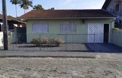 Imagem: A casa possui 3 Dormitórios, 2 Banheiros, 1 Vaga na garagem