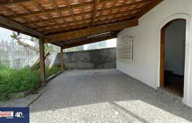 Imagem: A casa possui 3 Dormitórios, 3 Banheiros, 5 Vagas na garagem