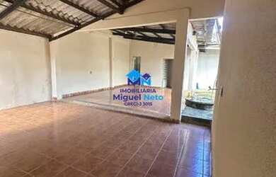 Imagem: A casa possui 4 Dormitórios, 3 Banheiros, 2 Vagas na garagem