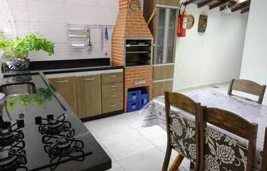 Imagem: A casa possui 2 Dormitórios, 2 Banheiros, 2 Vagas na garagem