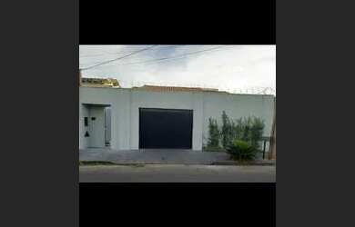 Imagem: A casa possui 3 Dormitórios, 2 Banheiros, 3 Vagas na garagem