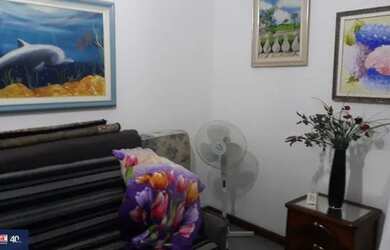 Imagem: A casa possui 3 Dormitórios, 1 Banheiro, 2 Vagas na garagem