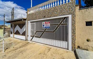Imagem: A casa possui 3 Dormitórios, 1 Banheiro, 2 Vagas na garagem