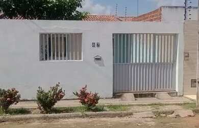 Imagem: A casa possui 2 Dormitórios, 1 Banheiro, 2 Vagas na garagem