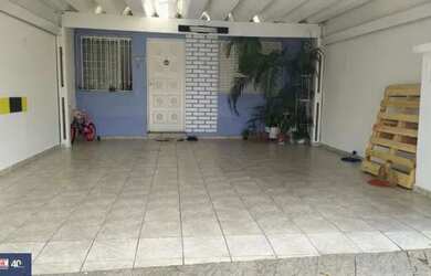 Imagem: A casa possui 2 Dormitórios, 2 Banheiros, 2 Vagas na garagem