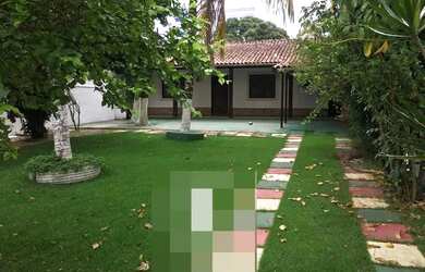 Imagem: A casa possui 3 Dormitórios, 2 Banheiros, 3 Vagas na garagem