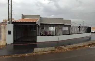 Imagem: A casa possui 2 Dormitórios, 2 Banheiros, 1 Vaga na garagem