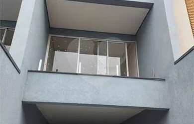 Imagem: A casa possui 3 Dormitórios, 3 Banheiros, 2 Vagas na garagem