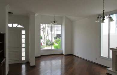 Imagem: A casa em condomínio possui 4 Dormitórios, 5 Banheiros, 4