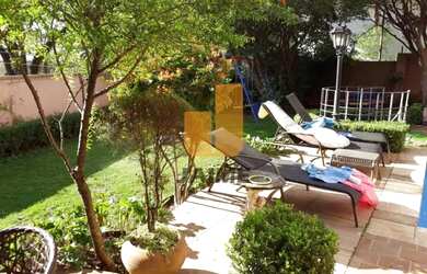 Imagem: A casa possui 5 Dormitórios, 1 Banheiro, 5 Vagas na garagem