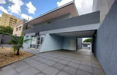 Imagem: A casa possui 4 Dormitórios, 3 Banheiros, 5 Vagas na garagem