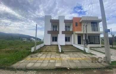 Imagem 2: Sobrado em Hípica. Churrasqueira, Varanda, Lareirae1 Vaga na garagem