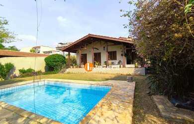 Imagem: A casa possui 4 Dormitórios, 3 Banheiros, 4 Vagas na garagem