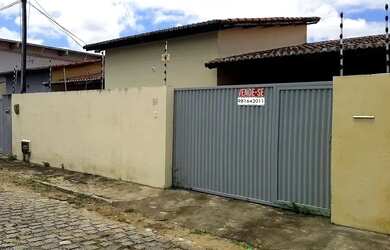 Imagem: A casa possui 3 Dormitórios, 3 Banheiros, 2 Vagas na garagem