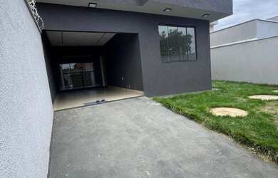 Imagem: A casa possui 2 Dormitórios, 2 Banheiros, 1 Vaga na garagem