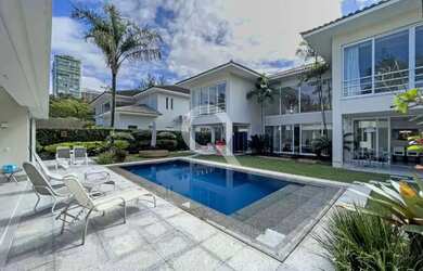 Imagem: A casa possui 4 Dormitórios, 5 Banheiros, 4 Vagas na garagem