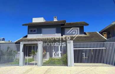 Imagem: A casa possui 3 Dormitórios, 5 Banheiros, 4 Vagas na garagem