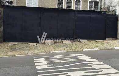 Imagem: A casa possui 2 Dormitórios, 2 Banheiros, 3 Vagas na garagem