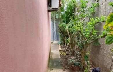 Imagem: A casa possui 2 Dormitórios, 1 Banheiro e 1 Vaga na garagem