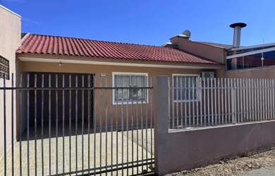 Imagem: A casa possui 2 Dormitórios, 1 Banheiro, 2 Vagas na garagem