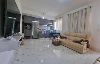 Imagem: A casa possui 2 Dormitórios, 2 Banheiros, 2 Vagas na garagem