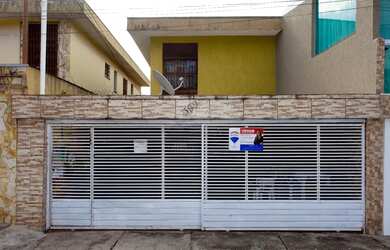 Imagem: A casa possui 3 Dormitórios, 4 Banheiros, 2 Vagas na garagem