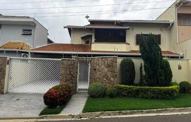 Imagem: A casa possui 4 Dormitórios, 4 Banheiros, 4 Vagas na garagem