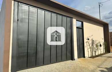 Imagem: A casa possui 3 Dormitórios, 4 Banheiros, 2 Vagas na garagem