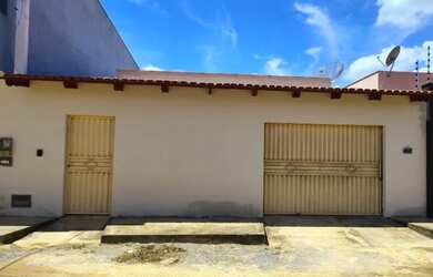 Imagem: A casa possui 3 Dormitórios, 2 Banheiros, 2 Vagas na garagem