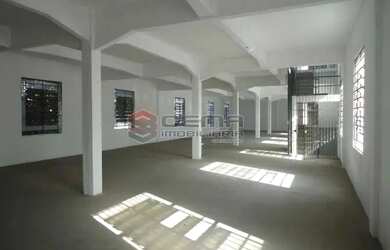 Imagem: O depósito possui 2073m² de Área e Imóvel novo e está localizado