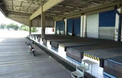 Imagem: O depósito possui 5 Vagas na garagem e 14000m² de Área e