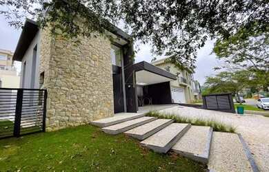 Imagem: A casa em condomínio possui 4 Dormitórios, 5 Banheiros, 4