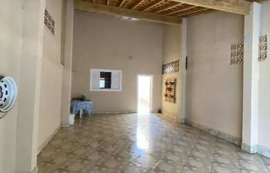 Imagem: A casa possui 3 Dormitórios, 2 Banheiros, 2 Vagas na garagem