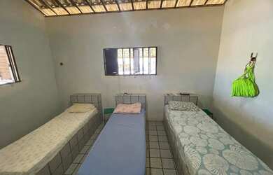 Imagem: A casa possui 3 Dormitórios, Acomodam 9 pessoas, 5 Vagas na