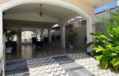 Imagem: A casa possui 3 Dormitórios, 3 Banheiros, 3 Vagas na garagem