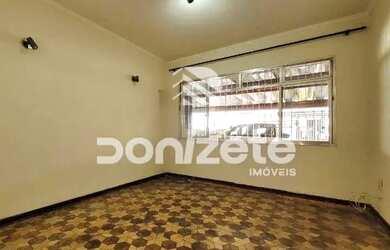 Imagem: A casa possui 3 Dormitórios, 1 Banheiro, 2 Vagas na garagem