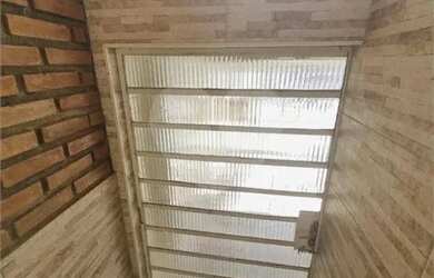 Imagem: A casa possui 3 Dormitórios, 1 Banheiro, 2 Vagas na garagem