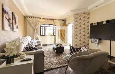 Imagem: A casa possui 4 Dormitórios, 4 Banheiros, 5 Vagas na garagem