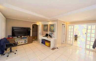 Imagem: A casa possui 3 Dormitórios, 3 Banheiros, 2 Vagas na garagem