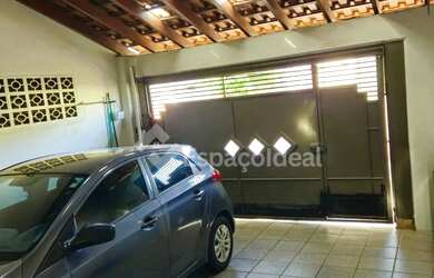 Imagem: A casa possui 3 Dormitórios, 1 Banheiro, 2 Vagas na garagem