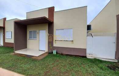 Imagem: A casa possui 3 Dormitórios, 2 Banheiros, 2 Vagas na garagem