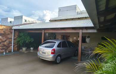 Imagem: A casa possui 3 Dormitórios, 2 Banheiros, 5 Vagas na garagem