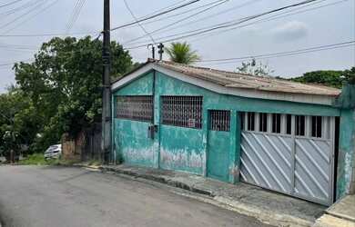 Imagem: A casa possui 4 Dormitórios, 2 Banheiros, 2 Vagas na garagem